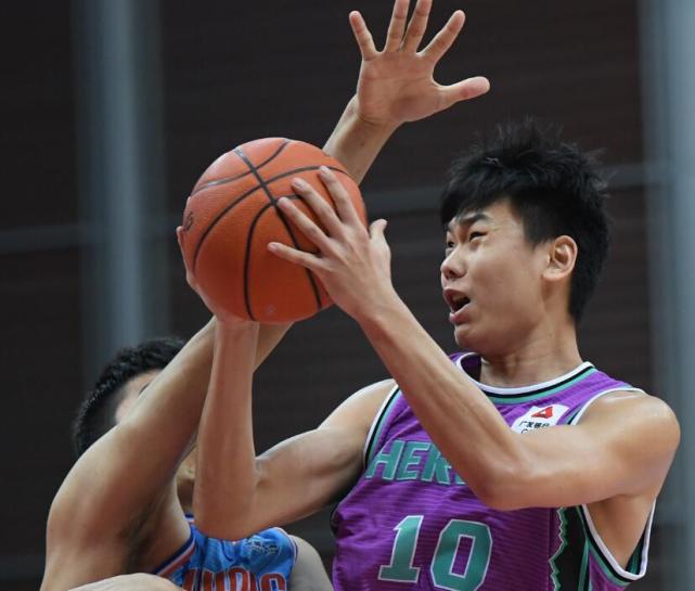 加时末段广东宏远调整名单以备德甲；完成体检环节打磨；球迷炸锅；更衣室氛围转暖的简单介绍